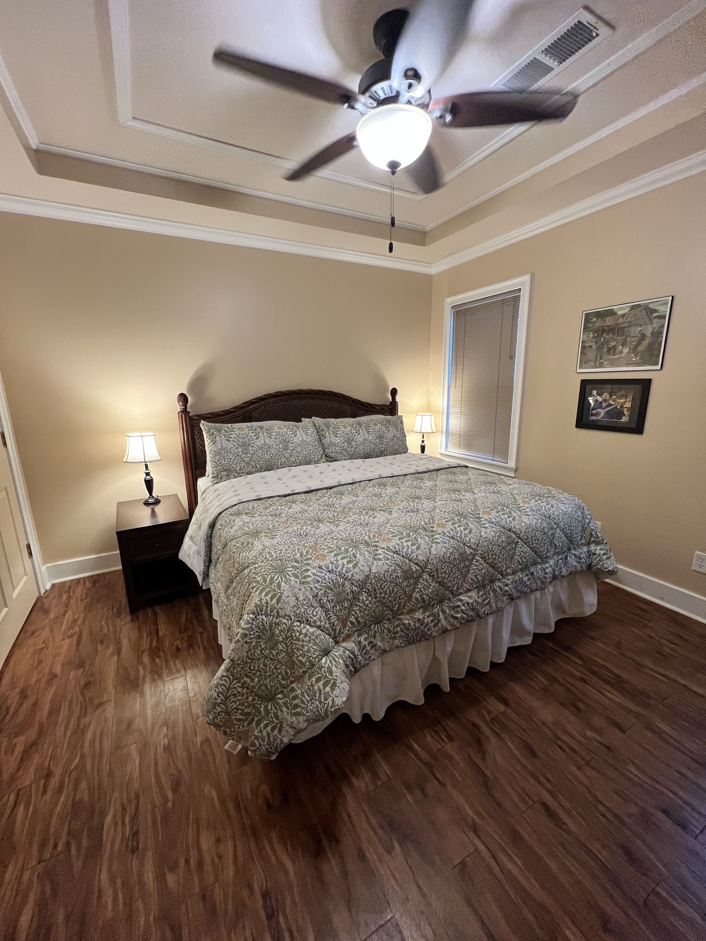 2 habitaciones, tabla de planchar con plancha y cuna de viaje 