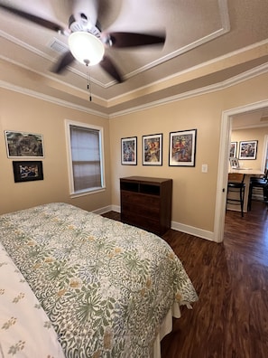 2 bedrooms, iron/ironing board, travel cot, free WiFi - Get to BLUES-in' at Rusty's Roost, adjacent to downtown Clarksdale, MS (Clarksdale)