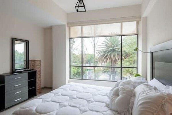 2 soverom, strykejern/-brett og sengetøy