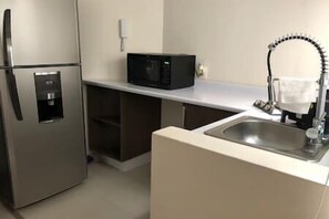 Geladeira, micro-ondas, cooktop, cafeteira/chaleira