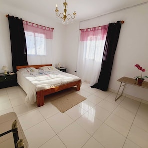 3 bedrooms, desk, iron/ironing board, free WiFi