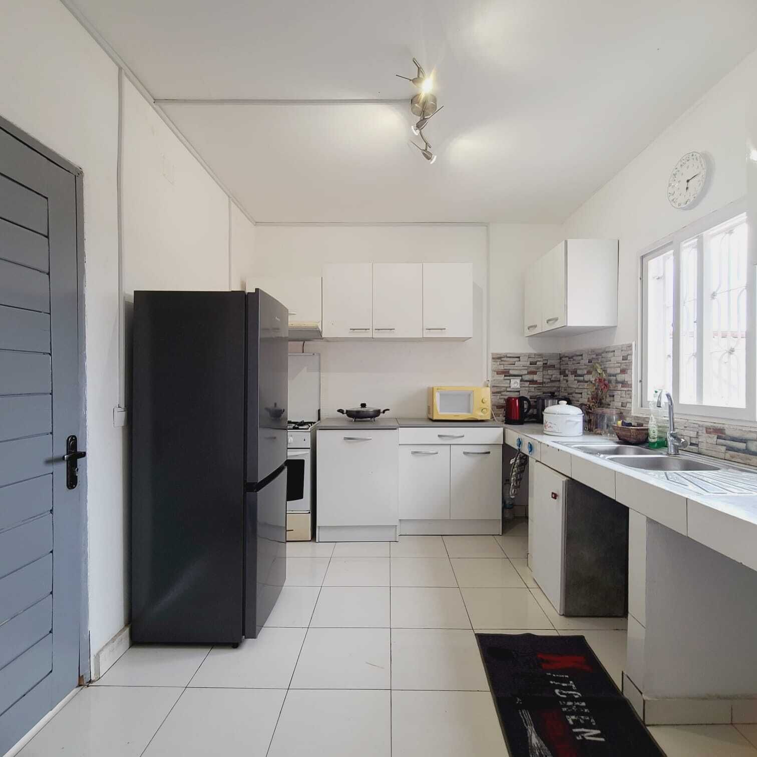 Kylskåp, ugn, spishäll och vattenkokare