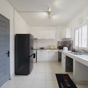 Fridge, oven, stovetop, electric kettle