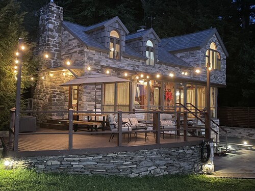 Charming Lakefront Retreat: Stunning Views, Cozy Ambiance