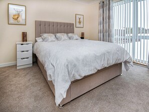 3 室のベッドルーム、WiFi (無料)、ベッドシーツ