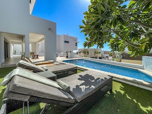 Außenpool, Liegestühle