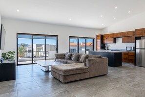 奢華別墅 | 起居區 | 70-公分智慧型電視、數位頻道、串流服務