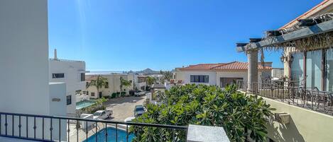 Zona residencial con piscina, varios edificios y cielo azul despejado.
