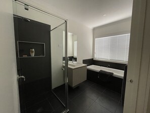 Shower, hair dryer, towels, shampoo - Escape and Enjoy .. Free WIFi (Saint Leonards)