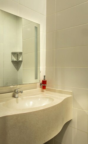 Shower, hair dryer, towels, soap - VIP Room 2 - Ussat Hotel (Ashgabat)