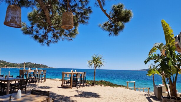 A beachside restaurant with outdoor seating, overlooking the sea. - Nice T4 appartement in Hotel Residence at Lecci near Cala Rossa Beach (Lecci)