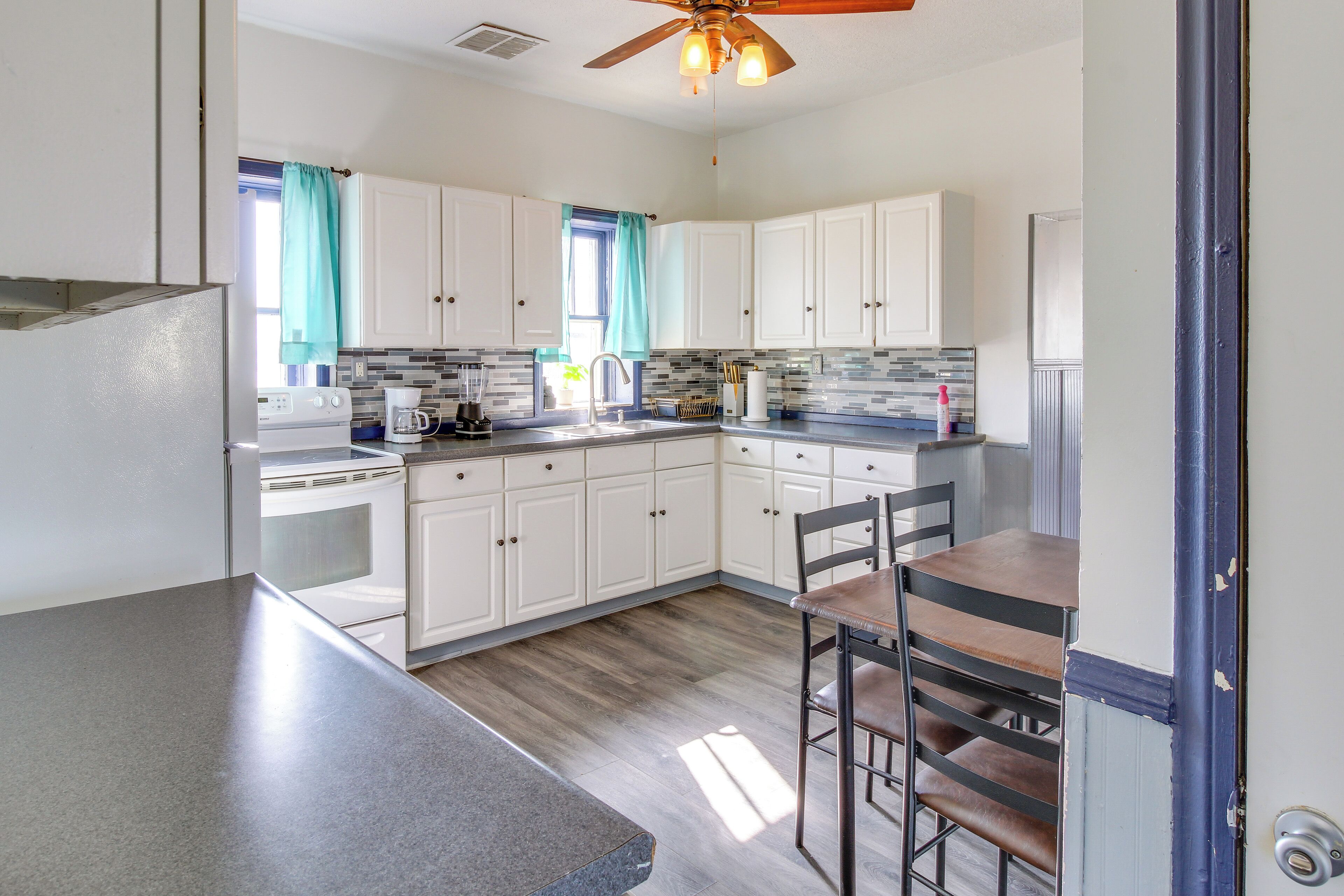 Refrigerador, microondas, parrilla de estufa y cafetera y tetera 