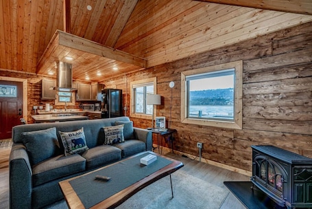 スマートテレビ、暖炉. Lakeshore Lodging Cabins