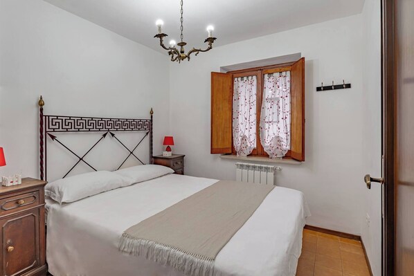 1 bedroom, bed sheets