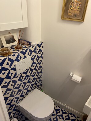 Douche, sĂšche-cheveux, serviettes fournies, savon