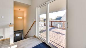 Ein modernes Interieur mit einer Treppe zu einem Deckbereich.