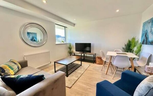 Smart TV - Coates House one bed, with SB - Nailsea (Bristol)