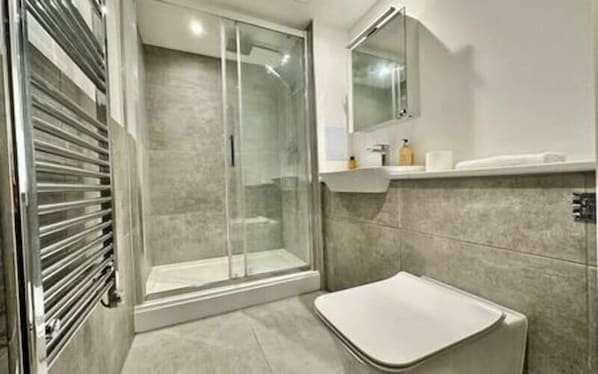 Shower, towels - Coates House by Guestz (Bristol)