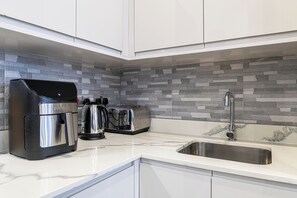 Private kitchen - Eden Grove 2 Bed Holiday Retreat With Hottub (Bolton)