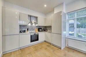 Private kitchen - Eden Grove 2 Bed Holiday Retreat With Hottub (Bolton)