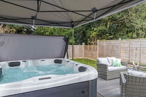 Outdoor spa tub - Eden Grove 2 Bed Holiday Retreat With Hottub (Bolton)