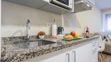 Een koelkast, een magnetron, een koffiezetapparaat/waterkoker