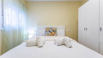 1 slaapkamer, een strijkplank/strijkijzer, gratis wifi, beddengoed