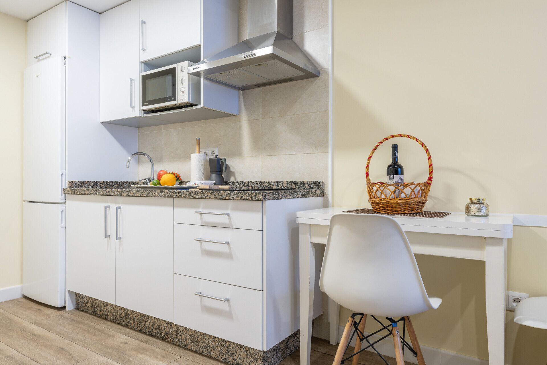 Refrigerador, microondas, cafetera y tetera y tetera eléctrica 