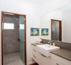 Douche, serviettes fournies