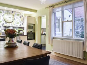 Dining - 4 bedroom accommodation in Whitby (Whitby)