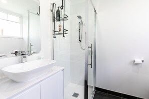 Shower, hair dryer, towels, soap - Freshly Renovated,600m to Main Beach| Pet Friendly (Ocean Grove)