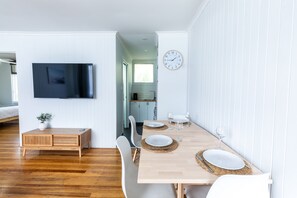 Dining - Freshly Renovated,600m to Main Beach| Pet Friendly (Ocean Grove)