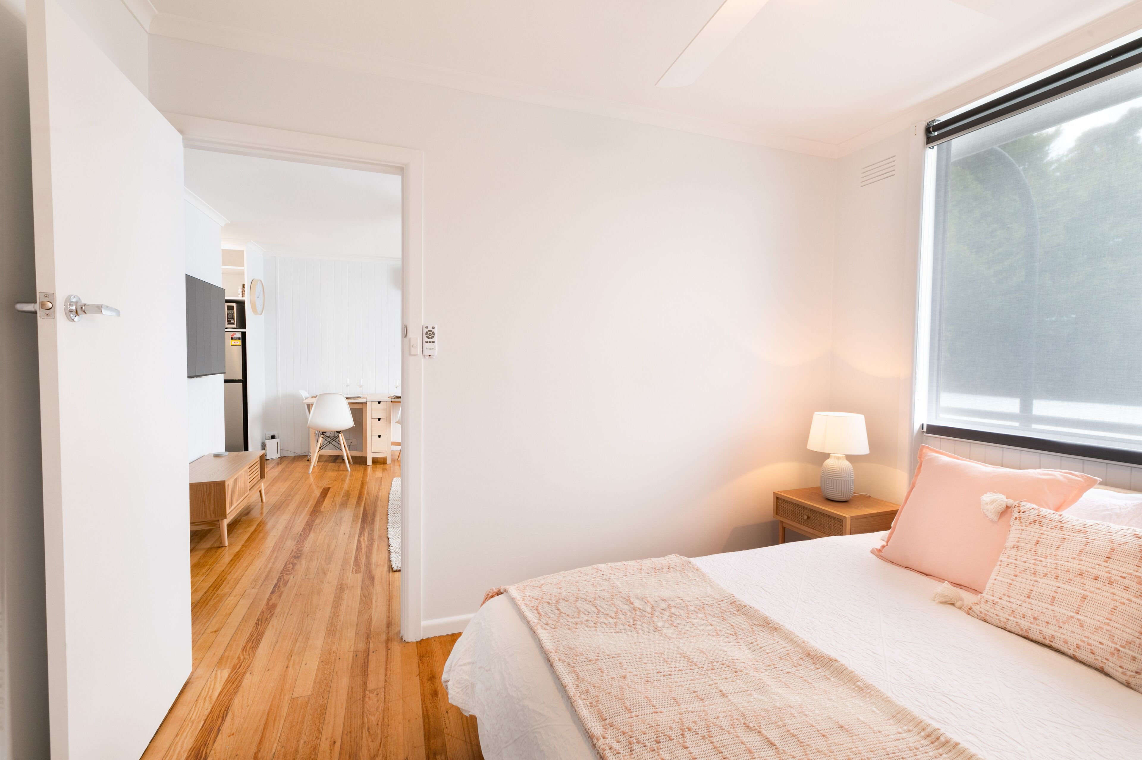 Una camera da letto con un letto, un comodino e una finestra.