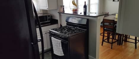 Refrigerador, microondas, horno y parrilla de estufa
