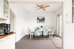 Dining - Urban Elegance apartment in Yarraville village (Yarraville)