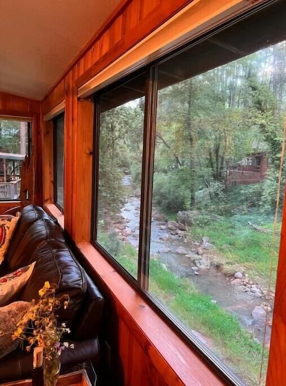Waterfront Luxurious Midcentury Log Cabin - Knoll Lake, Arizona