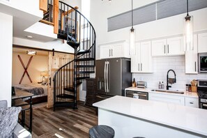 1 室のベッドルーム、デスク、アイロン / アイロン台、旅行用ベビーベッド