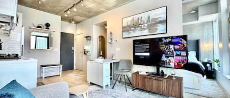 Smart-TV, Kamin, Bücher