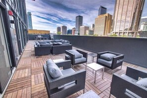 Terrace/patio - Cozy DT Fantastic Amenities View Private Parking (Calgary)