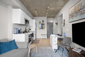 Smart TV, fireplace, books - Cozy DT Fantastic Amenities View Private Parking (Calgary)