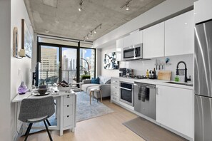 Fridge, microwave, oven, stovetop - Cozy DT Fantastic Amenities View Private Parking (Calgary)