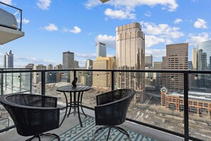 Property grounds - Cozy DT Fantastic Amenities View Private Parking (Calgary)