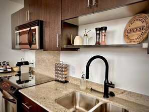 ثلاجة، ميكروويف، فرن، موقد طهي مسطح