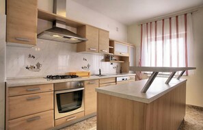 Fridge, oven, dishwasher, coffee/tea maker