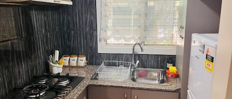Réfrigérateur, micro-ondes, bouilloire électrique, grille-pain