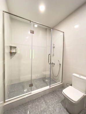 Een douche, een haardroger, handdoeken, zeep