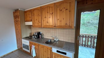 KĂŒhlschrank, Ofen, GeschirrspĂŒler, Wasserkocher mit Kaffee-/Teezubehör