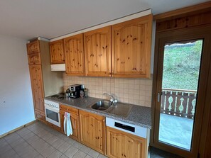 Fridge, oven, dishwasher, coffee/tea maker