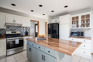 Refrigerador, cafetera y tetera, periquera y utensilios de cocina