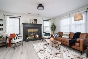 Televisión, chimenea, videojuegos y tenis de mesa